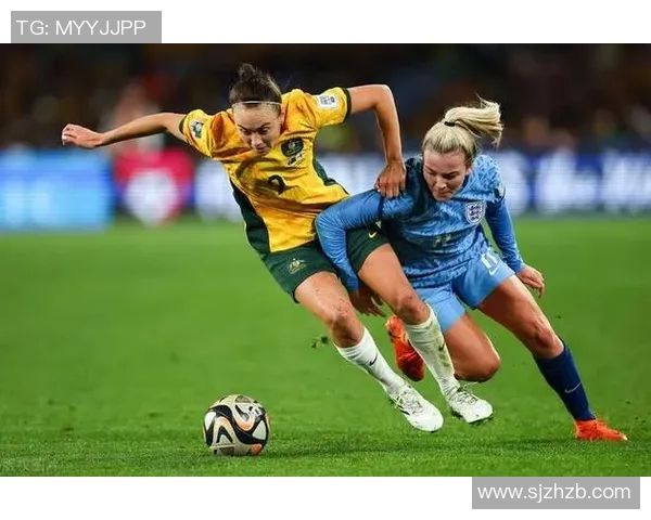 带铃铛的足球明星在绿茵场上闪耀光芒与激情的完美结合